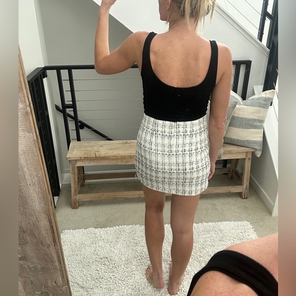 Amazon White & Black Tweed Mini Skirt w/ Pearl Button Detail Holiday Festive S - Picture 6 of 9